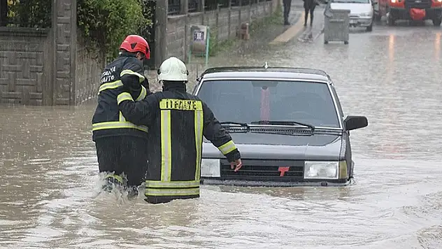Sağanak bazı illerde taşkınlara ve su baskınlarına yol açtı
