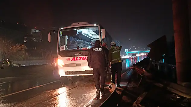 Sağanak nedeniyle kayganlaşan yolda minibüs bariyerlere çarptı: 1 yaralı
