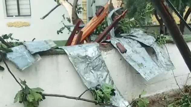 Sağanak ve fırtına yerli bir etti