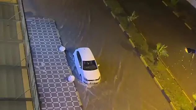 Sağanak yağış, Dörtyol'da su baskınlarına neden oldu
