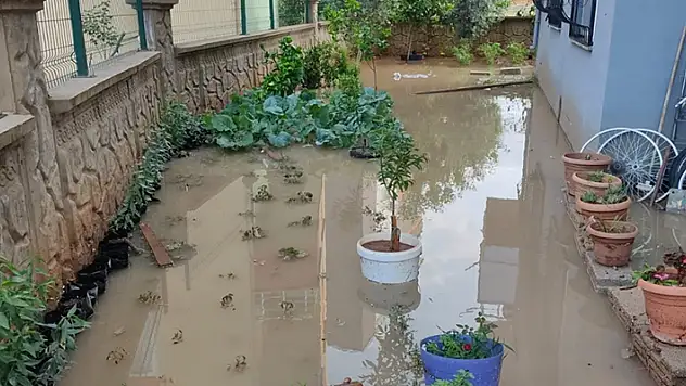 Sağanak yağış Mersin'de hayatı olumsuz etkiledi
