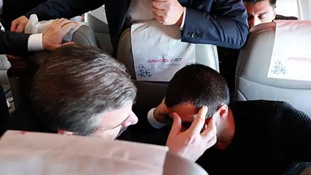 Sağlık Bakanı Fahrettin Koca'dan fenalaşan yolcuya müdahale