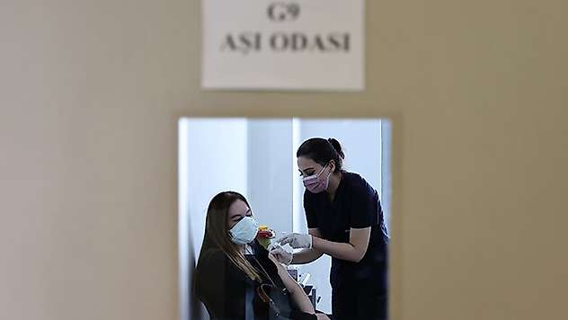 Sağlık Bakanı Koca: Kovid-19 aşı randevusunda yaş sınırı 25'e indi
