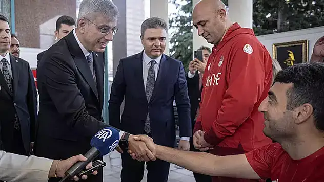 Sağlık Bakanı Memişoğlu, gazileri ziyaret etti
