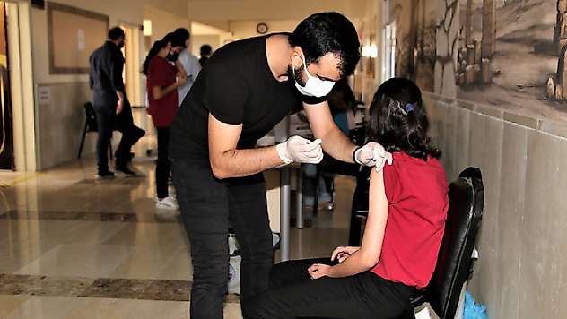 Sağlık Bakanlığı, okullardaki Kovid-19 vakalarında izlenecek yolu 18 örnek olayla anlattı
