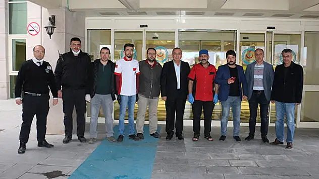 Sağlık çalışanlarına 'etliekmek' ikramı