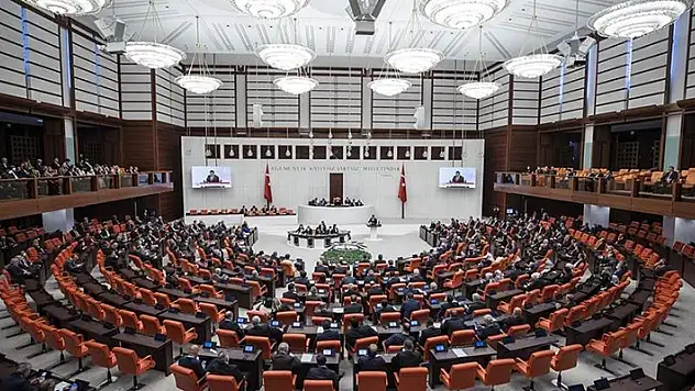 Sağlık çalışanlarının mali haklarının iyileştirilmesini içeren kanun teklifi TBMM Genel Kurulunda kabul edildi
