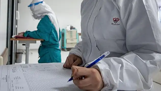 Sağlıkçılara yeniden izin ve istifa kısıtlaması geldi