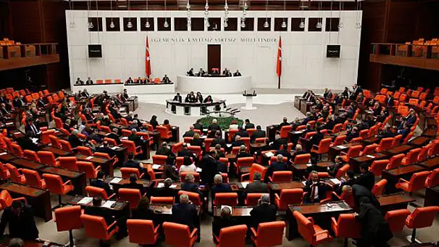 Sağlıkçıların özlük haklarıyla ilgili düzenlemeler tekliften çıkarıldı