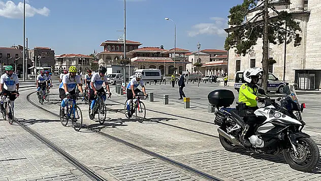 Sağlıklı çevre için İstanbul'dan yola çıkan bisiklet takımı Konya'ya ulaştı
