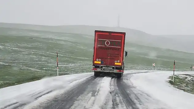 Sahara Geçidi'ne kar yağdı, sürücüler zor anlar yaşadı

