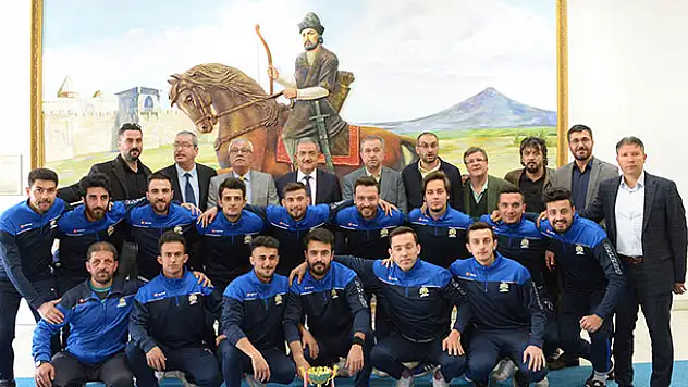 Şahin sporcularla buluştu