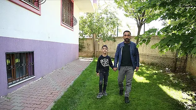 Sahipsiz 7 köpeğin saldırısında yaralanan çocuk, korkusunu destekle yenmeye çalışıyor
