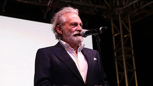 Sahnede rahatsızlanan Haluk Bilginer hastaneye kaldırıldı
