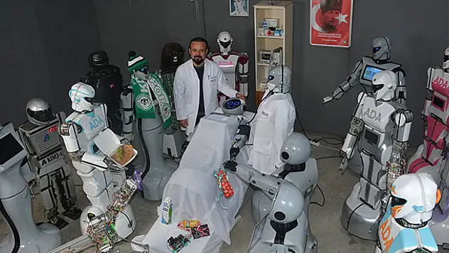 Sahneden düşerek parçalanan robot onarıldı