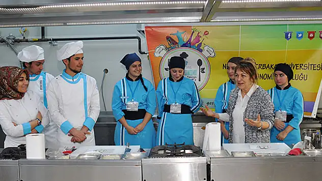 Sahrap Soysal ve Gökmen Sözen NEÜ'lü öğrencilerle bir araya geldi