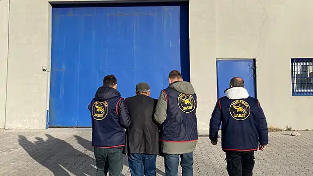 Sahte kimlikle seyyar satıcılık yapan cinayet şüphelisi, 5 yıl sonra yakalandı
