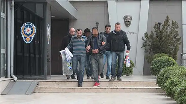 Sahte polisleri kırmızı ayakkabıları yakalattı