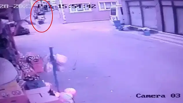 Şaka gibi...Boş yolda motosiklet ve bisiklet kafa kafaya böyle çarpıştı
