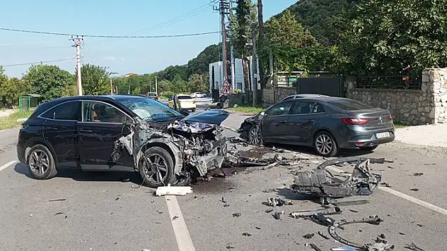 Sakarya'da 2 otomobil ile cip çarpıştı: 3 yaralı
