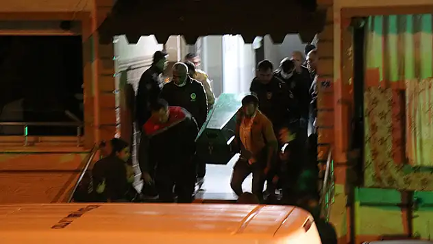 Sakarya'da aile faciası: Büyük oğul üvey annesini ve öz babasını, küçük kardeş ise ağabeyini öldürdü
