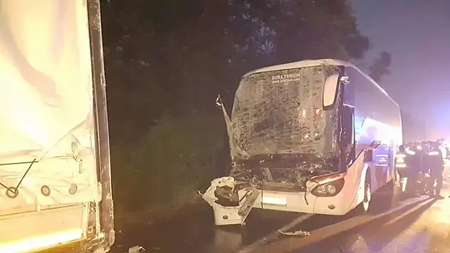 Sakarya'da AK Partili seçmenleri taşıyan otobüsün tıra çarpması sonucu 22 kişi yaralandı
