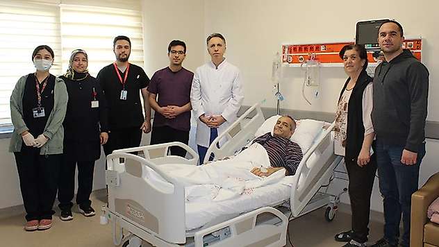 Sakarya'da 'at nalı böbreği'ne sahip hasta, ameliyatla 15 santimlik urdan kurtuldu
