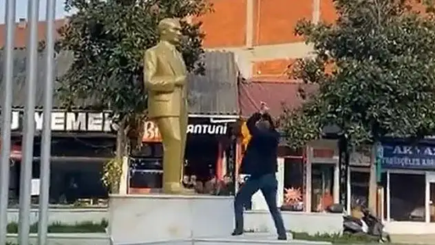 Sakarya'da Atatürk heykeline balyozlu saldırı

