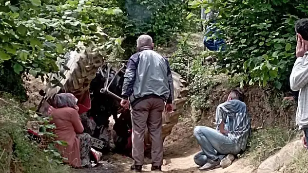 Sakarya'da devrilen traktörün altında kalan kişi hayatını kaybetti
