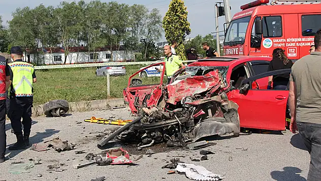 Sakarya'da hafriyat kamyonuyla çarpışan otomobildeki 2 kişi öldü
