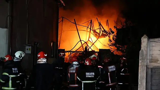 Sakarya'da kauçuk fabrikasında çıkan yangın kontrol altına alındı
