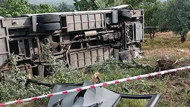 Sakarya'da öğrencileri taşıyan otobüs devrildi: 12 yaralı
