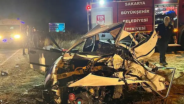 Sakarya'da otomobil ile kamyonet kafa kafaya çarpıştı: Baba- oğul öldü, 3 yaralı

