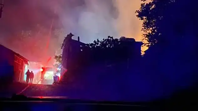 Sakarya'da 2 katlı ev yangında küle döndü