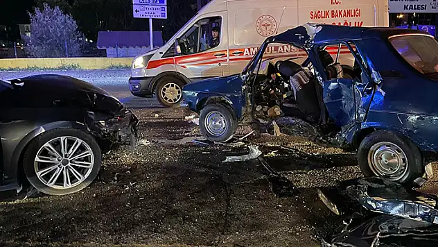 Sakarya'da 2 otomobil çarpıştı 5 yaralı
