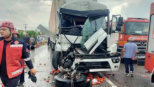 Sakarya'da 4 araç birbirine girdi aynı aileden 3 kişi yaralandı

