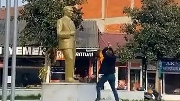Sakarya'da Atatürk heykeline zarar veren saldırgan tutuklandı
