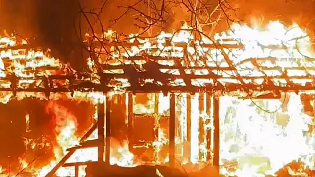 Sakarya'da baraka alev topuna döndü: Mahalleli sokağa döküldü
