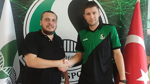 Sakaryaspor Artem Kravets ile 1 yıllık sözleşme imzaladı

