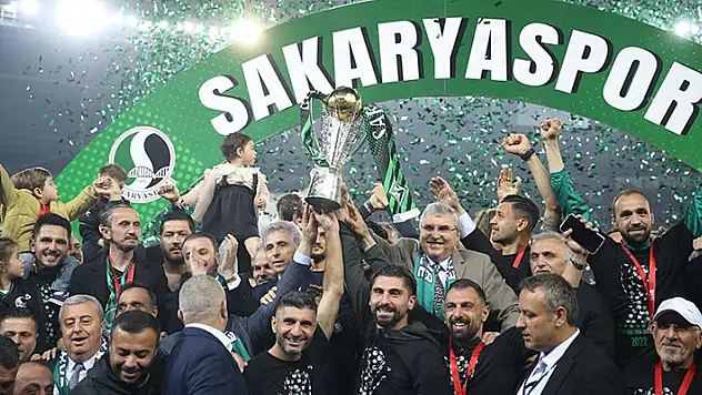 Sakaryaspor, şampiyonluk kupasına kavuştu
