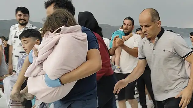 Salda Gölü'nde deniz simidiyle sürüklenen çocuğu tatilci kurtardı
