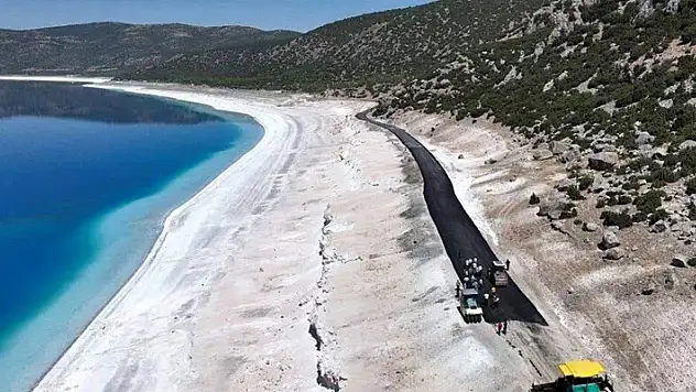 Salda Gölü'nde tepki çeken görüntü: Etrafına asfalt döküldü
