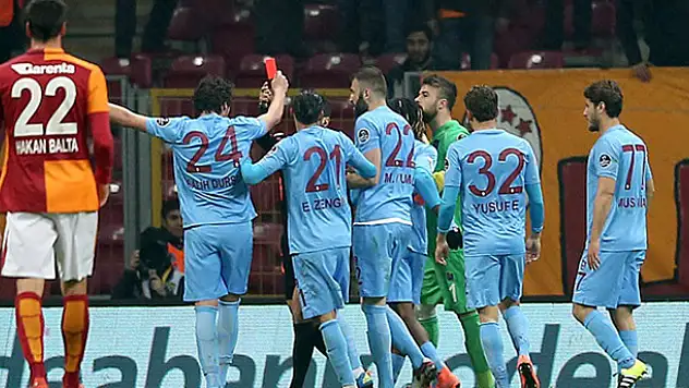 Salih Dursun hakeme kırmızı kart gösterdi!