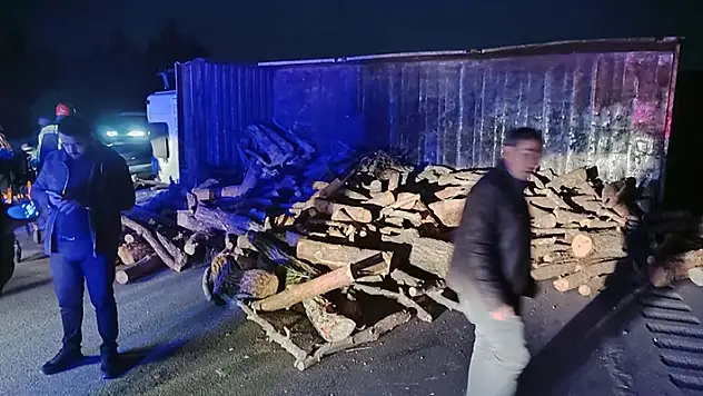 Salihli'de kamyon ile otomobil çarpıştı: 1 ölü, 1 yaralı
