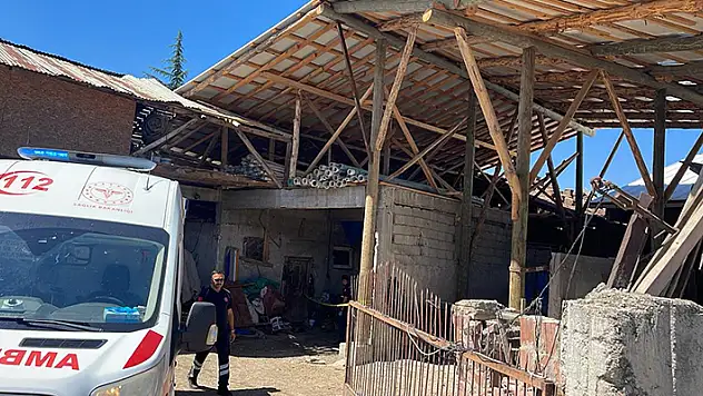 Samanlık çatısını tamir eden usta, çatıdan düşerek hayatını kaybetti
