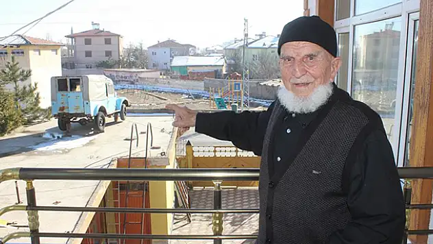 Sami Dede 50 yıllık aracını satmaya kıyamayınca, dama çıkardı