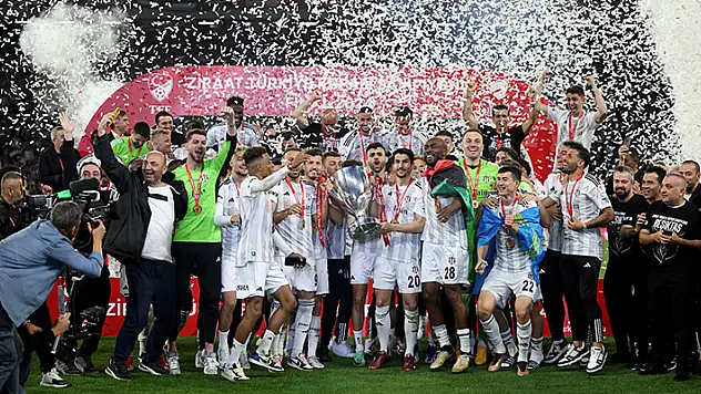 Şampiyon Beşiktaş kupasına kavuştu
