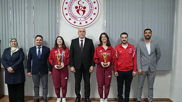 Şampiyon eskrimcilerden Konya İl Müdürü Birdal Öztürk'e ziyaret