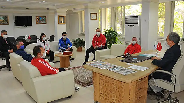 Şampiyon haltercilerden Başkan Akkaya'ya ziyaret