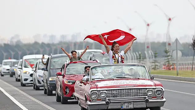 Şampiyon milli tekvandocu Nafia Kuş, Adana'da klasik arabayla tur attı
